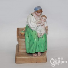 Скульптура "Крестьянка кормит младенца"